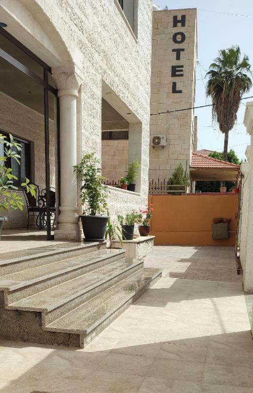 Black Iris Hotel II Madaba Kültér fotó