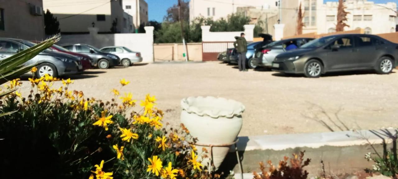 Black Iris Hotel II Madaba Kültér fotó